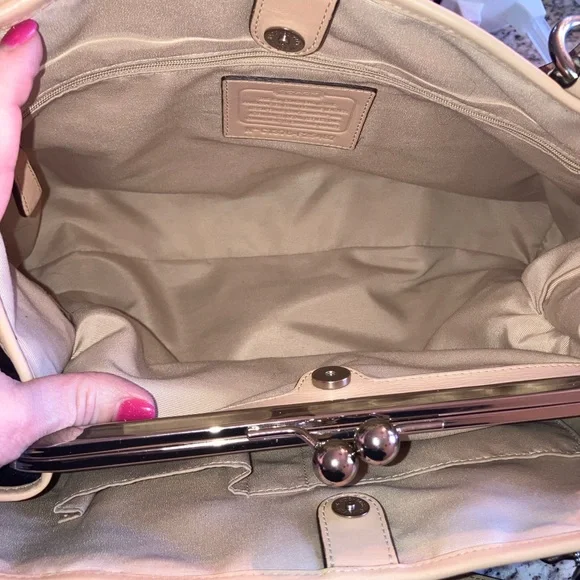 Coach F25487 Gallery Tote Patent Leather Navy Beige Trim Shoulder Bag Excellent - Picture 13 of 14